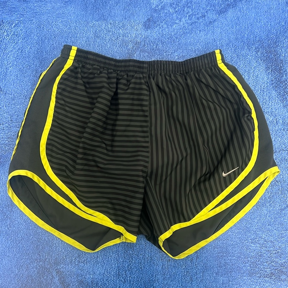 Striped Black & Yellow Nike Dry-Fit Athletic Sport Track 3.5 Shorts - Size M